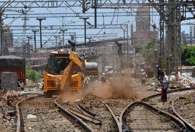 MUMBAI INDIA - 1 Haziran: İşçiler, CSMT 'deki 36 saatlik Mega Blok boyunca uzun mesafe trenleri ve yerel trenler için CSMT' de 24 vagonluk trenler için 10 ve 11 platformlarının genişletilmesi için çalışıyorlar.