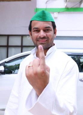 PATNA INDIA - 1 Haziran RJD lideri Tej Pratap Yadav, Lok Sabha 'nın Bihar Veterinerlik Koleji' nde 12024 yılında yapılan seçimlerin yedinci ve son safhasında parmak mürekkebi izlerini gösterdi. Fotoğraf: Santosh Kumar / Hindustan Times )