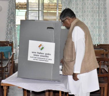 PATNA INDIA - Patna Saheb seçmen adayı Ravkar Prasad, Patna Kadın Koleji 'nde 12024 yılında yapılan Lok Sabha seçimlerinin yedinci ve son safhasında oyunu kullandı. Fotoğraf: Santosh Kumar / Hindustan Times )