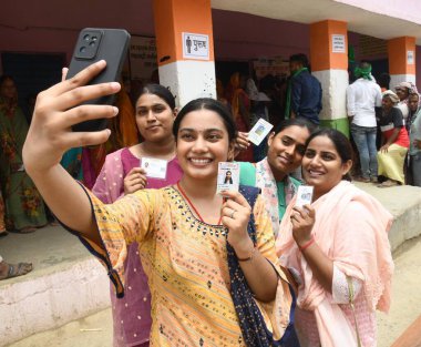 PATNA INDIA - 1 Haziran 2024 'te Danapur Diyara' da yapılan Lok Sabha seçimlerinin yedinci ve son safhasında oy kullananlar oy kullandıktan sonra selfie çekiyorlar. Fotoğraf: Santosh Kumar / Hindustan Times )