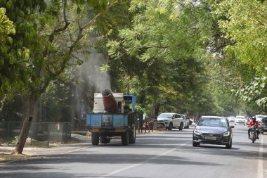GURUGRAM INDIA - 1 Haziran 2024 'te Gurugram Hindistan' ın Gurugram kentinde bulunan Rajiv Chowk yakınlarındaki sivil yol üzerindeki kavurucu sıcaktan kurtulmak için su püskürten bir Gurugram Belediyesi (MCG) anti-sis silahı. (Fotoğraf: Parveen Kumar / Hindustan Times 