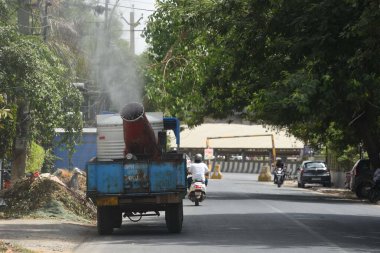 GURUGRAM INDIA - 1 Haziran 2024 'te Gurugram Hindistan' ın Gurugram kentinde bulunan Rajiv Chowk yakınlarındaki sivil yol üzerindeki kavurucu sıcaktan kurtulmak için su püskürten bir Gurugram Belediyesi (MCG) anti-sis silahı. (Fotoğraf: Parveen Kumar / Hindustan Times 