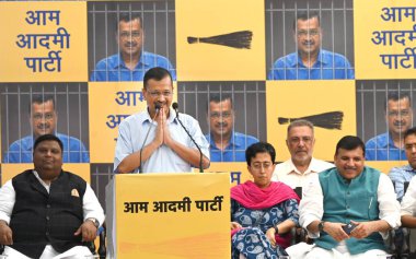 NEW DELHI INDIA - 2 Haziran 2024 Delhi CM Arvind Kejriwal, Tihar Cezaevi 'ne gitmeden önce AAP Parti Genel Merkezi' nde parti çalışanlarına seslendi. 2 Haziran 2024 'te Yeni Delhi' deki Tihar Hapishanesi 'nde teslim olacak. Delhi başbakanı Arvind Kejriwa