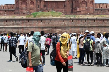 NEW DELHI INDIA - 2 Haziran 2024 sıcak hava koşullarında Kızıl Kale 'yi ziyaret edenler 2 Haziran 2024 tarihinde Yeni Delhi Hindistan' da. (Fotoğraf: Arvind Yadav / Hindustan Times )