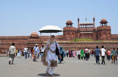 NEW DELHI INDIA - 2 Haziran 2024 sıcak hava koşullarında Kızıl Kale 'yi ziyaret edenler 2 Haziran 2024 tarihinde Yeni Delhi Hindistan' da. (Fotoğraf: Arvind Yadav / Hindustan Times )