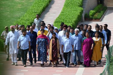 NEW DELHI INDIA - 2 Haziran 2024 Delhi Baş Bakanı Arvind Kejriwal ailesi ve Rajghat parti liderleriyle birlikte 2 Haziran 2024 tarihinde Yeni Delhi Hindistan 'da Tihar Hapishanesi' nde teslim olmadan önce. Delhi başbakanı Arvind Kejriwal Tiha 'da teslim oldu