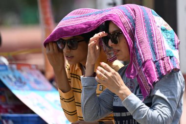 NEW DELHI INDIA - 2 Haziran 2024 'te Yeni Delhi Hindistan' da 2 Haziran 2024 'te Kartavya Yolu' nda yüksek sıcaklık dalgaları sırasında insanlar üzerlerini örterken görüldü. (Fotoğraf: Salman Ali / Hindustan Times 