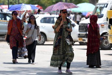 NEW DELHI INDIA - 2 Haziran 2024 'te Yeni Delhi Hindistan' da 2 Haziran 2024 'te Kartavya Yolu' nda yüksek sıcaklık dalgaları sırasında insanlar üzerlerini örterken görüldü. (Fotoğraf: Salman Ali / Hindustan Times 