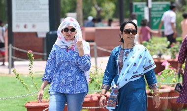 NEW DELHI INDIA - 2 Haziran 2024 Sıcak bir yaz öğleden sonrasında Yeni Delhi Hindistan 'da 2 Haziran 2024 tarihinde Kartavaya Path Lawns' da sıcak hava dalgasına göğüs gerdi. (Fotoğraf: Vipin Kumar / Hindustan Times )