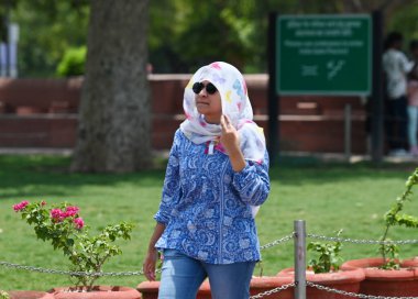 NEW DELHI INDIA - 2 Haziran 2024 Sıcak bir yaz öğleden sonrasında Yeni Delhi Hindistan 'da 2 Haziran 2024 tarihinde Kartavaya Path Lawns' da sıcak hava dalgasına göğüs gerdi. (Fotoğraf: Vipin Kumar / Hindustan Times )