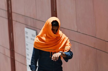 NEW DELHI INDIA - 2 Haziran 2024 Sıcak bir yaz öğleden sonrasında Yeni Delhi Hindistan 'da 2 Haziran 2024 tarihinde Kartavaya Path Lawns' da sıcak hava dalgasına göğüs gerdi. (Fotoğraf: Vipin Kumar / Hindustan Times )