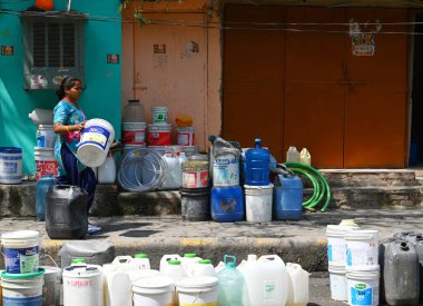 NEW DELHI INDIA - 2 Haziran 2024 JJ Cluster sakinleri 2 Haziran 2024 tarihinde Yeni Delhi Hindistan 'da Chankaya Puri' deki bir su tankerinden içme suyu aldılar. (Fotoğraf: Vipin Kumar / Hindustan Times )