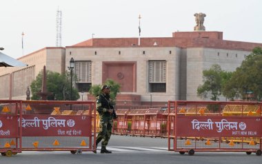 NEW DELHI INDIA - 3 Haziran 2024 BSF çenesi 3 Haziran 2024 tarihinde Yeni Delhi Hindistan 'da yapılan General Lok Sabha seçimlerinin arifesinde Parlamento önünde duruyor. Bharatiya Janata Partisi (BJP) ve Kongre Genel Merkezi 'nde hazırlıklar sürüyor.