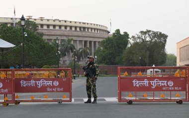 NEW DELHI INDIA - 3 Haziran 2024 BSF çenesi 3 Haziran 2024 tarihinde Yeni Delhi Hindistan 'da yapılan General Lok Sabha seçimlerinin arifesinde Parlamento önünde duruyor. Bharatiya Janata Partisi (BJP) ve Kongre Genel Merkezi 'nde hazırlıklar sürüyor.