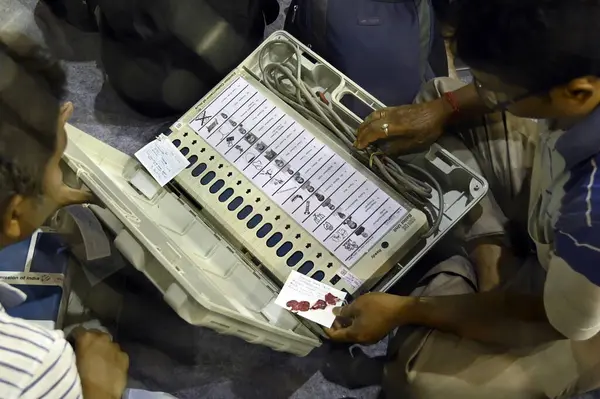 KOLKATA INDIA - 31 Mayıs - Anket yetkilileri Lok Sabha Seçim 20 'nin yedinci ve son safhası öncesinde oy kullanma merkezlerinden ayrılmadan önce bir dağıtım merkezinde Elektronik Oy Makinelerini (EVM) ve diğer seçim ekipmanlarını kontrol ettiler