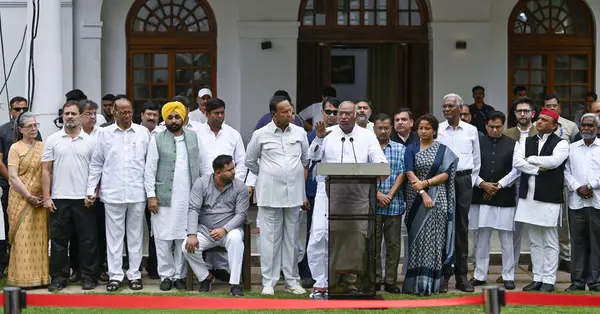 NEW DELHI INDIA - 1 Haziran: Kongre Parlamento Partisi (CPP) Başkanı Sonia Gandhi Kongre Ulusal Başkanı Mallikarjun Kharge Milliyetçi Kongre Partisi (NCP) Başkanı Sharad Pawar Kongre Başkanı Rahul Gandhi ve diğer liderler zafer işaretleri gösterdiler