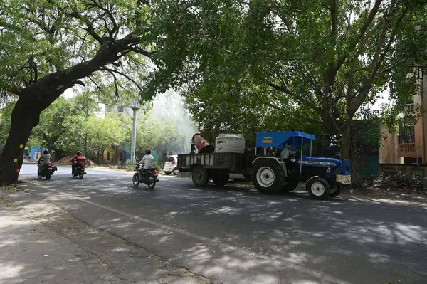 GURUGRAM INDIA - 1 Haziran 2024 'te Gurugram Hindistan' ın Gurugram kentinde bulunan Rajiv Chowk yakınlarındaki sivil yol üzerindeki kavurucu sıcaktan kurtulmak için su püskürten bir Gurugram Belediyesi (MCG) anti-sis silahı. (Fotoğraf: Parveen Kumar / Hindustan Times 