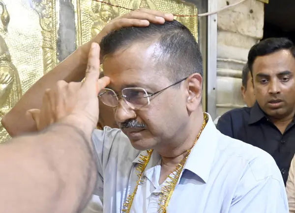 stock image NEW DELHI  INDIA - JUNE 2  2024  Delhi CM and AAP national convener Arvind Kejriwal with family offers prayers at Hanuman Mandir  Connaught Place  on June 2  2024 in New Delhi  India. Delhi chief minister Arvind Kejriwal s surrender at Tihar Jail tod