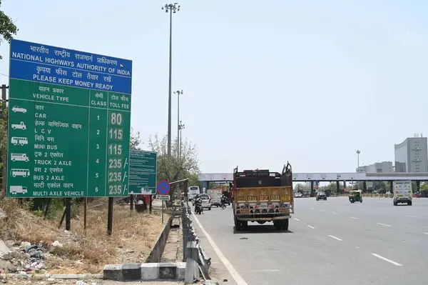 stock image GURUGRAM  INDIA - JUNE 2  2024  The National Highways Authority of India (NHAI) will hike the rates of toll fee at Kherki Daula toll plaza at National Highway-48 near Cloverleaf Interchange  on June 2  2024 in Gurugram  India. (Photo by Parveen Kumar