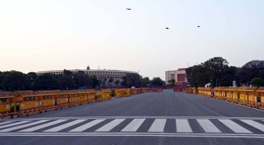 NEW DELHI INDIA - 3 Haziran 2024 tarihinde Yeni Delhi Hindistan 'da yapılan General Lok Sabha seçimlerinin arifesinde parlamento binasının önünde 3 Haziran 2024 Güvenlik personeli. Bharatiya Janata Partisi (BJP) ve Kongre Hea 'da hazırlıklar sürüyor
