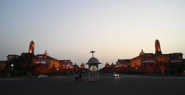 NEW DELHI INDIA - 3 Haziran 2024 General Lok Sabha 'nın 3 Haziran 2024 tarihinde Yeni Delhi Hindistan' da yaptığı seçimlerin arifesinde Vijay Chowk 'un görüntüsü. Bharatiya Janata Partisi (BJP) ve Delhi 'deki Kongre Karargahı' nda hazırlıklar sürüyor. 