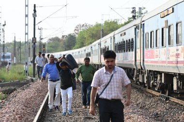 NEW DELHI INDIA - 3 Haziran 2024 tarihinde Yeni Delhi Hindistan 'da, Sarita Vihar yakınlarındaki Taj Express' te çıkan yangın sonrasında raylardaki 3 Haziran 2024 itfaiyecileri ve yolcuları. Okhla ve Tughlakabad tren istasyonları arasında yangın çıktı. Trai.