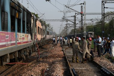 NEW DELHI INDIA - 3 Haziran 2024 tarihinde Yeni Delhi Hindistan 'da, Sarita Vihar yakınlarındaki Taj Express' te çıkan yangın sonrasında raylardaki 3 Haziran 2024 itfaiyecileri ve yolcuları. Okhla ve Tughlakabad tren istasyonları arasında yangın çıktı. Trai.