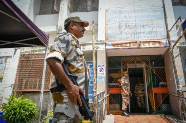 NEW DELHI INDIA - 3 Haziran 2024 'te Yeni Delhi Hindistan' da 3 Haziran 2024 'te Bharat Nagar' da Lok Sabha Seçimleri için yapılan Oy Sayımı ve Sonuçları Öncesinde Kasa Odası önünde konuşlandırılan 3 Haziran 2024 Güvenlik personeli görülüyor. Bhar 'da hazırlıklar sürüyor.