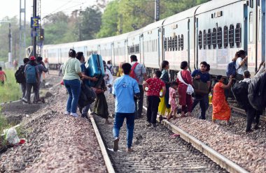 NEW DELHI INDIA - 3 Haziran 2024 tarihinde Yeni Delhi Hindistan 'da, Sarita Vihar yakınlarındaki Taj Express' te çıkan yangın sonrasında raylardaki 3 Haziran 2024 itfaiyecileri ve yolcuları. Okhla ve Tughlakabad tren istasyonları arasında yangın çıktı. Trai.