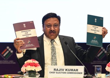 NEW DELHI INDIA - 3 Haziran 2024 Seçim Komiseri Rajiv Kumar 3 Haziran 2024 tarihinde Yeni Delhi Hindistan 'da bir basın toplantısı düzenledi. Lok Sabha seçim sonuçlarından bir gün önce Seçim Komiseri Rajiv Kumar