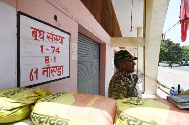 NOIDA INDIA - 3 Haziran 2024 'te Noida Hindistan' daki Phool Mandi sayım merkezindeki Elektronik Oy Makineleri (EVM) merkezine konuşlandırıldı. Bharatiya Janata Partisi (BJP) ve Kongre Genel Merkezi 'nde hazırlıklar sürüyor