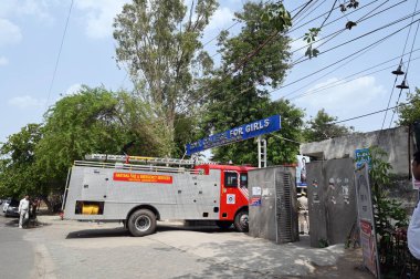 GURUGRAM INDIA - 3 Haziran 2024 Polis gücü 3 Haziran 2024 'te Gurugram Hindistan' da Lok Sabha seçimlerinin arifesinde 14. bölgedeki Devlet Kız Koleji 'nin EVM' ler binasının dışında konuşlandırıldı. Bharatiya Jana 'da hazırlıklar sürüyor.