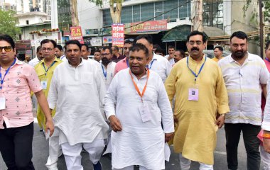 GHAZIABAD INDIA - 4 Haziran 2024 Bharatiya Janata Partisi adayı Atul Garg, 4 Haziran 2024 tarihinde Gaziabad Lok Sabha seçim pazarını kazandıktan sonra işçileriyle birlikte kutladı. Fotoğraf: Sakib Ali / Hindustan Times)