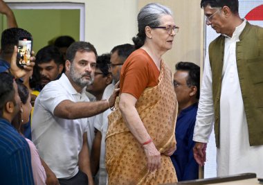 NEW DELHI INDIA - 4 Haziran 2024 Kongre Parlamento Partisi (CPP) Genel Başkanı Sonia Gandhi, Lok Sabha seçimleri hakkında 4 Haziran 2024 tarihinde Yeni Delhi Hindistan 'da düzenlediği basın toplantısında, parti lideri Rahul Gandhi' ye seslendi. The BJP-led N
