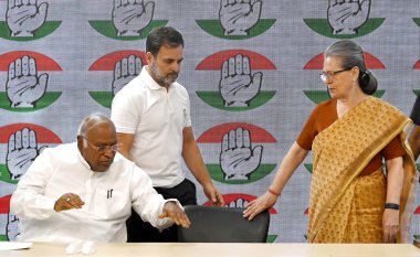 NEW DELHI INDIA - 4 Haziran 2024 Kongre Parlamento Partisi (CPP) Genel Başkanı Sonia Gandhi ile parti genel başkanı Mallikarjun Kharge ve parti lideri Rahul Gandhi AICC Genel Merkezi 'nde yapılan basın toplantısında