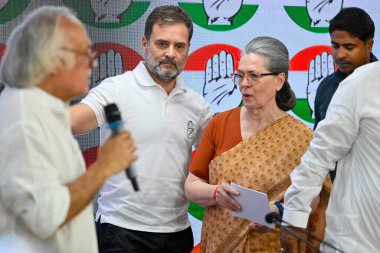 NEW DELHI INDIA - 4 Haziran 2024 Kongre Parlamento Partisi (CPP) Genel Başkanı Sonia Gandhi, Lok Sabha seçimleri hakkında 4 Haziran 2024 tarihinde Yeni Delhi Hindistan 'da düzenlediği basın toplantısında, parti lideri Rahul Gandhi' ye seslendi. The BJP-led N