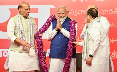 NEW DELHI INDIA - 4 Haziran 2024 Başbakan Narendra Mod, BJP Ulusal Başkanı JP Nadda Rajnath Singh ve Amit Şah tarafından BJP Genel Merkezi 'nde yapılan kutlamalar sırasında Ju' daki oyların sayımında partinin liderliğini üstlendi.