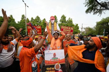 NEW DELHI INDIA - 4 Haziran 2024 BJP çalışanları, 4 Haziran 2024 tarihinde Yeni Delhi Hindistan 'daki BJP Genel Merkezi' nde yapılan Lok Sabha Seçimleri 'nin sonuçlarını kutladı. Ulusal Demokratik İttifak, kazanmayı başardıktan sonra iktidara dönmeye hazırlanıyor.