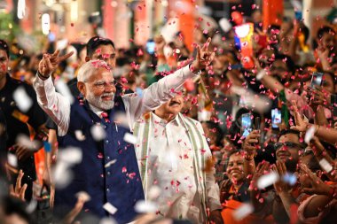 NEW DELHI INDIA - 4 Haziran 2024 Başbakan Narendra Modi, 4 Haziran 2024 tarihinde Yeni Delhi Hindistan 'da yapılan seçimlerde Lok Sabha seçimlerinin lideri olarak BJP Genel Merkezi' nde kutlandı. Ulusal Demokratik İttifak 