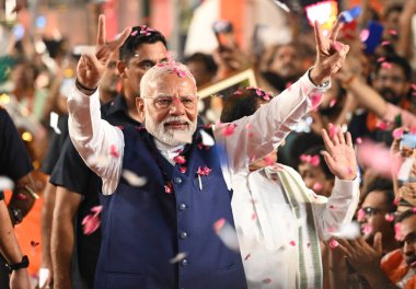 NEW DELHI INDIA - 4 Haziran 2024 Başbakan Narendra Modi ve BJP Ulusal Başkanı JP Nadda, partinin 4 Haziran 2024 seçimlerinde Lok Sabha seçimlerine liderlik ettiği BJP Genel Merkezi 'ne gelişi üzerine destekçilerini selamladılar.