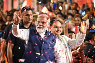 NEW DELHI INDIA - 4 Haziran 2024 Başbakan Narendra Modi ve BJP Ulusal Başkanı JP Nadda, partinin 4 Haziran 2024 seçimlerinde Lok Sabha seçimlerine liderlik ettiği BJP Genel Merkezi 'ne gelişi üzerine destekçilerini selamladılar.