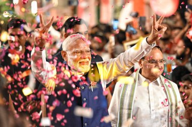 NEW DELHI INDIA - 4 Haziran 2024 Başbakan Narendra Modi ve BJP Ulusal Başkanı JP Nadda, partinin 4 Haziran 2024 seçimlerinde Lok Sabha seçimlerine liderlik ettiği BJP Genel Merkezi 'ne gelişi üzerine destekçilerini selamladılar.