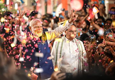 NEW DELHI INDIA - 4 Haziran 2024 Başbakan Narendra Modi ve BJP Ulusal Başkanı JP Nadda, partinin 4 Haziran 2024 seçimlerinde Lok Sabha seçimlerine liderlik ettiği BJP Genel Merkezi 'ne gelişi üzerine destekçilerini selamladılar.