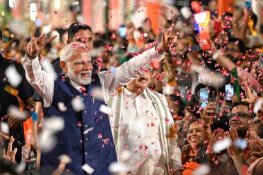 NEW DELHI INDIA - 4 Haziran 2024 Başbakan Narendra Modi ve BJP Ulusal Başkanı JP Nadda, partinin 4 Haziran 2024 seçimlerinde Lok Sabha seçimlerine liderlik ettiği BJP Genel Merkezi 'ne gelişi üzerine destekçilerini selamladılar.