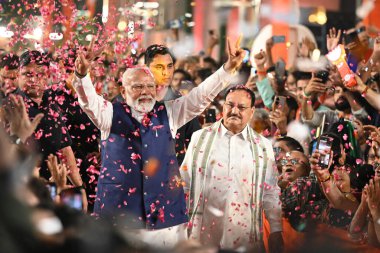 NEW DELHI INDIA - 4 Haziran 2024 Başbakan Narendra Modi ve BJP Ulusal Başkanı JP Nadda, partinin 4 Haziran 2024 seçimlerinde Lok Sabha seçimlerine liderlik ettiği BJP Genel Merkezi 'ne gelişi üzerine destekçilerini selamladılar.
