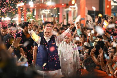 NEW DELHI INDIA - 4 Haziran 2024 Başbakan Narendra Modi ve BJP Ulusal Başkanı JP Nadda, partinin 4 Haziran 2024 seçimlerinde Lok Sabha seçimlerine liderlik ettiği BJP Genel Merkezi 'ne gelişi üzerine destekçilerini selamladılar.