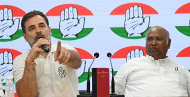 NEW DELHI INDIA - 4 Haziran 2024 Kongre Başkanı Mallikarjun Kharge ve eski Cumhurbaşkanı Rahul Gandhi Sonia Gandhi Lok Sabha seçimleri için düzenlenen Özel Kongrede 2024 AICC Genel Merkezi 'nde 4 Haziran 2024 tarihinde yapılan basın toplantısında