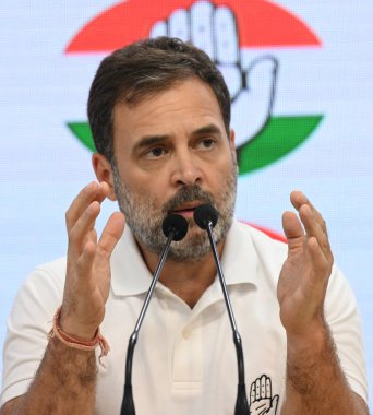 NEW DELHI INDIA - 4 Haziran 2024 Kongre Başkanı Mallikarjun Kharge ve eski Cumhurbaşkanı Rahul Gandhi Sonia Gandhi Lok Sabha seçimleri için düzenlenen Özel Kongrede 2024 AICC Genel Merkezi 'nde 4 Haziran 2024 tarihinde yapılan basın toplantısında