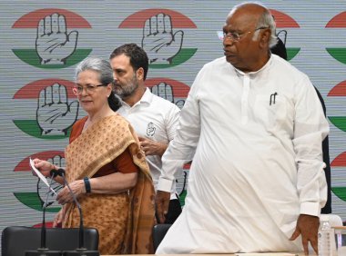 NEW DELHI INDIA - 4 Haziran 2024 Kongre Başkanı Mallikarjun Kharge ve eski Cumhurbaşkanı Rahul Gandhi Sonia Gandhi Lok Sabha seçimleri için düzenlenen Özel Kongrede 2024 AICC Genel Merkezi 'nde 4 Haziran 2024 tarihinde yapılan basın toplantısında