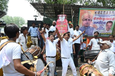 NEW DELHI INDIA - 4 Haziran 2024 Kongre Parti destekçileri, 4 Haziran 2024 tarihinde Yeni Delhi Hindistan 'daki AICC Genel Merkezi' nde Lok Sabha 2024 seçimleri için oy sayımını kutluyorlar. (Fotoğraf: Sonu Mehta / Hindustan Times)